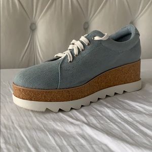 Low-top sneakers
